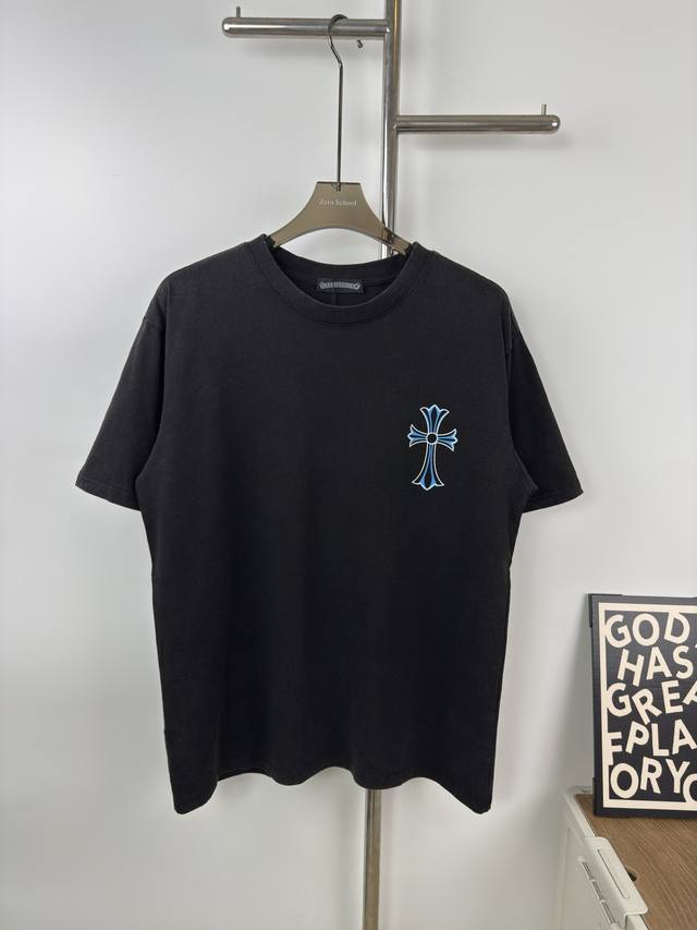 款号X5 克罗心早春新款梵文黑蓝水洗短袖男女款 更大大增加了服装的趣味性；独特的视觉效果。特殊水洗效果处理后形成了一种的独特做旧效果。 克罗心短袖必须是春夏的第