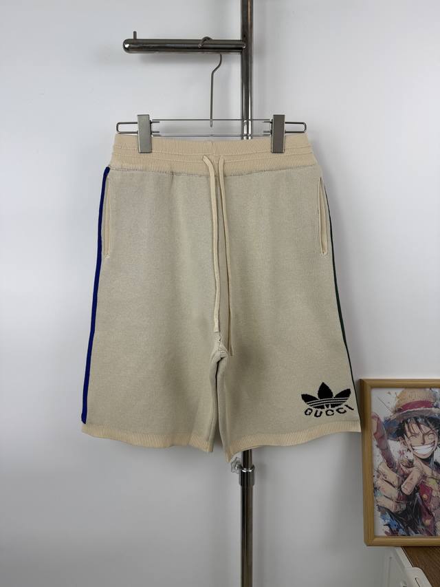 款号G44 新款Gucci X Adidas侧条纹米白针织短裤 新款针织短裤，定制面料采用威化布织法，提花针织工艺，版型紧致立体，满花字母拼接 定制裤绳五金质感
