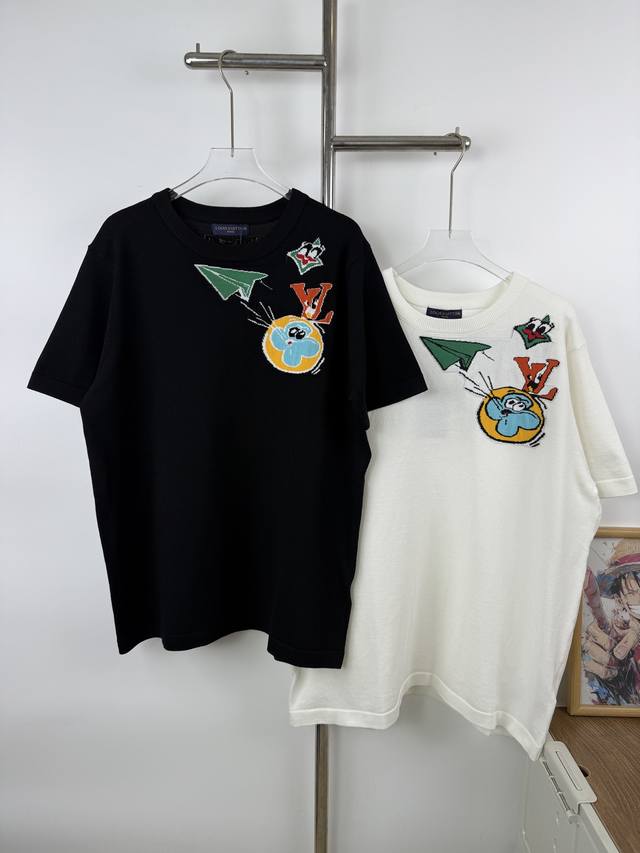 款号G39 新款Louis Vuitton路易威登鲨鱼纸飞机设计针织短袖T恤 本款毛衣取材优质棉料 于胸前小Logo刺绣图案 纸飞机和卡通刺绣也是Lv独特设计