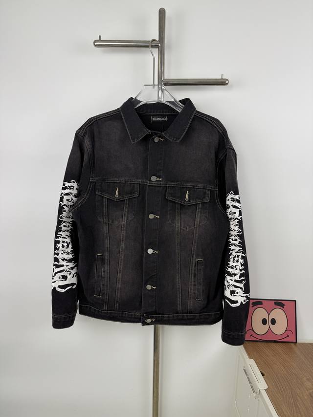 款号G28 新款Balenciaga 巴黎世家 24Ss 龙年限定涂鸦字母复古水洗牛仔外套-顶级原单版本 独家定制客供定织定染重磅丹宁牛仔面料 重工水洗工艺 做