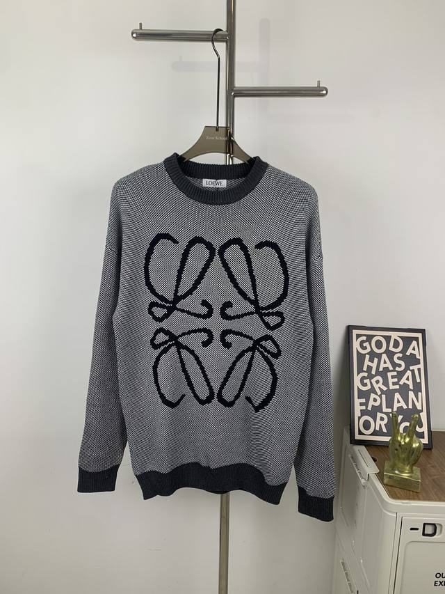 款号T150 新款Loewe 罗意威22Ss最新绝美麻灰拼接提花圆领毛衣 Yyds 绝美颜色不老土！ - 简介：创立于1846年的奢华皮具品牌Loewe罗意威，
