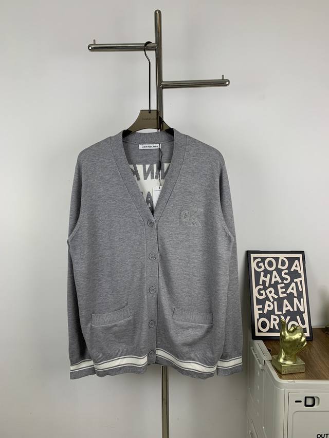 款号G706 灰色 新款Calvin Klein Ck 情侣学院风字母提花V领针织开衫 季节刚需产品推荐！全部易贸公司渠道货，水洗包装俱全高瑞货品成系衣列，极具
