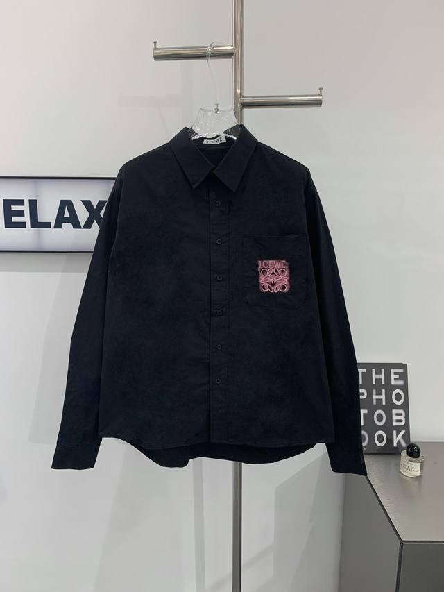 款号G668 新款Loewe罗意威新款荧光粉刺绣Logo口袋纽扣衬衫 芭比粉和黑色的结合真的太好看了快冲 黑粉色真是一个奇妙的搭配 完全长在了审美上 立体刺绣+