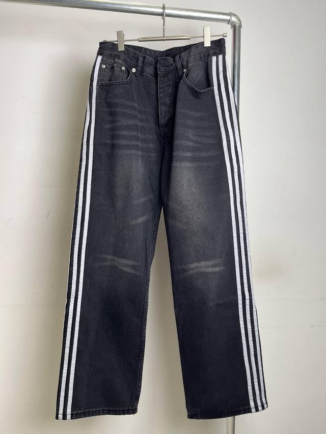 高端］款号：Bl012 上新 Balenciag* X Adi*Da 巴黎联名款三杠水洗牛仔裤 B家联名款三道杠水洗秀款牛仔裤 各大网红明星上身推荐 爆款神裤无