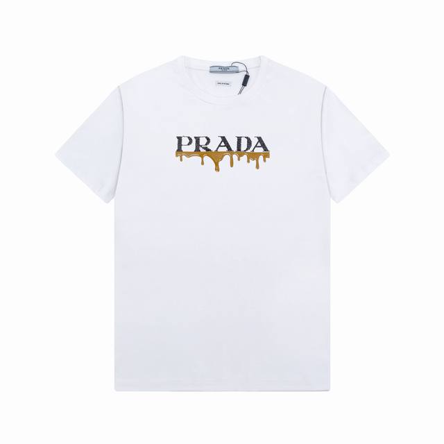 Prada 普拉达～2025年新款春夏200克丝光棉短袖T恤，新款设计烫钻字母结合流苏硅胶工艺很有质感，工艺效果拉满！ 颜色：黑 白 码数：M~3Xl