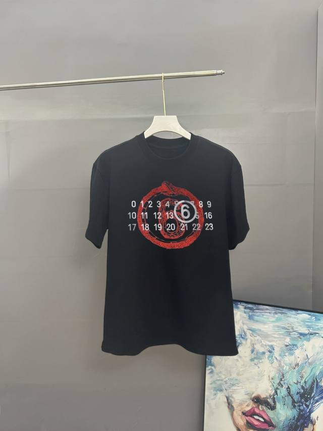 Maison Margiela 马吉拉 2025春夏经典印花圆领短袖T恤采用280克双纱精棉，衣服偏厚使整体高透气和柔软性，高版本，三标齐全！男女同款 颜色：白