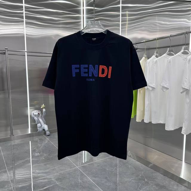 Fen 2025春夏新款 个性刻字模 上身超好看 男女同款宽松版 S M L Xl Xxl 五个码 黑色 白色 灰色