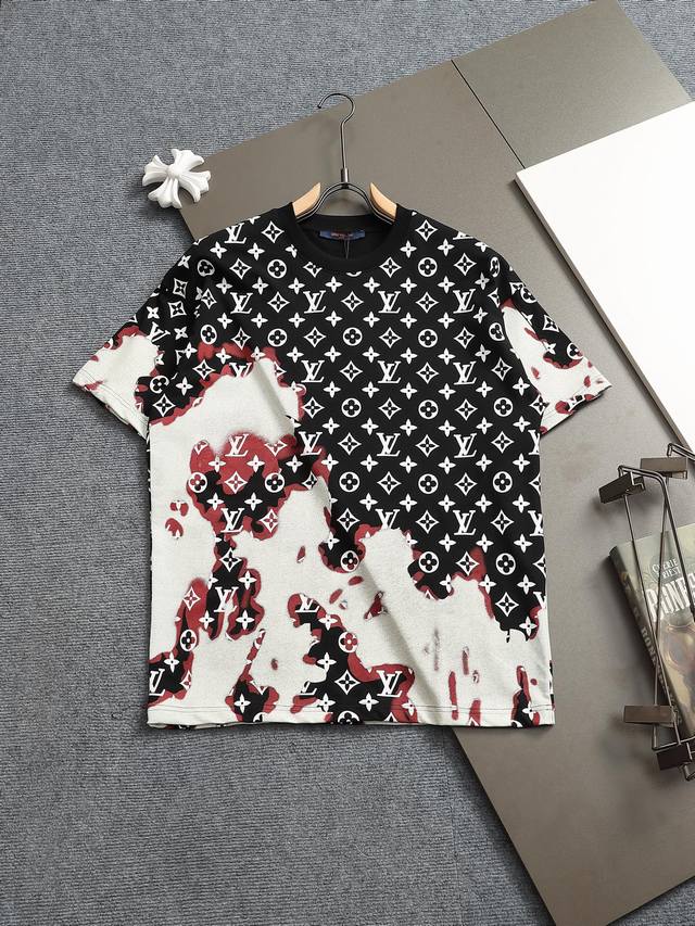 Louis Vuitton 路易威登 1V 微宽版型S-Xl 25Ss 1V 新品专柜走秀款 火烧云大Logo云朵签名款 短袖T恤，男女同款！短袖不在千篇一律的