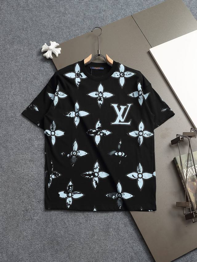 Louis Vuitton 路易威登 1V 微宽版型S-Xl 25Ss 1V 新品专柜走秀款 满印渐变喷墨大Logo短袖T恤，男女同款！短袖不在千篇一律的大众脸