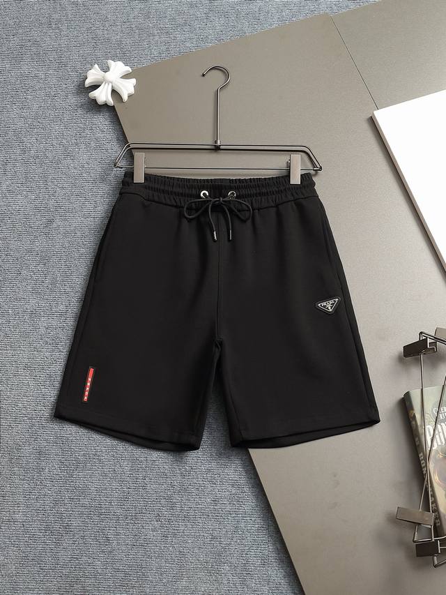 高端货 普拉达 Prada 2025春夏新款松紧带休闲短裤，专柜定制面料 透气舒适度高，细节无可挑剔，品牌元素设计理念，体现高品质。手感细腻柔软！呈现休闲裁剪，