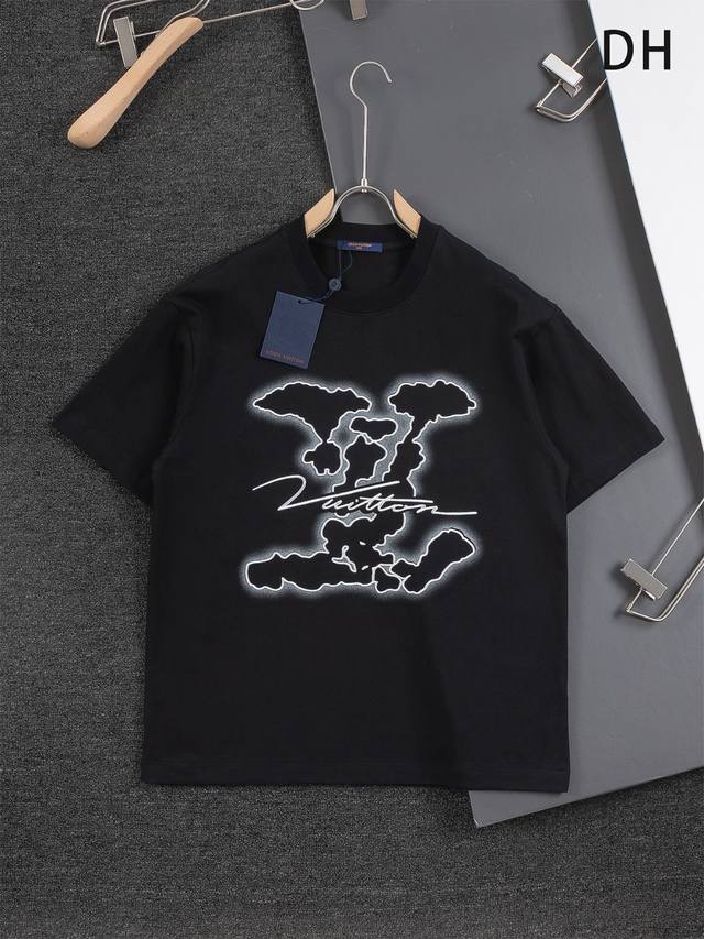 Louis Vuitton 路易威登 1V 微宽版型S-Xl 25Ss 1V 新品专柜走秀款 云朵喷墨刺绣大Logo云朵签名款 短袖T恤，男女同款！短袖不在千篇