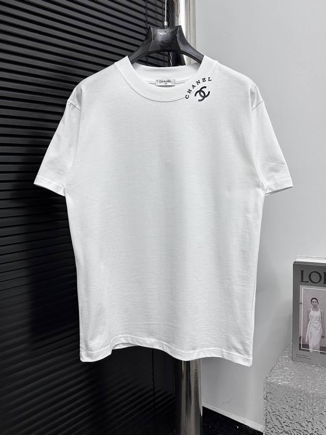 Chanel 香奈儿25Ss Logo情侣款短袖T恤 面料260G双沙纯棉 手感非常舒服 时尚又个性 超级百搭好看的一款T恤 男女都非常合适 人手必备款 包装