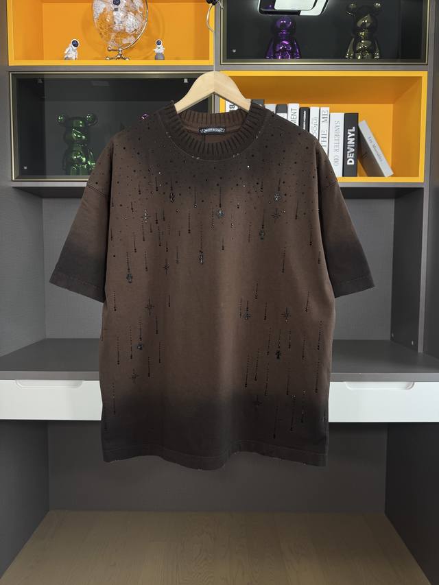 Ch高版本克罗心Chrome Hearts 2025春夏新款马蹄十字印花水洗短袖T恤，面料：26支双纱 320克重，吊染喷马溜加贴钻，更显时尚 印花工艺：贴钻