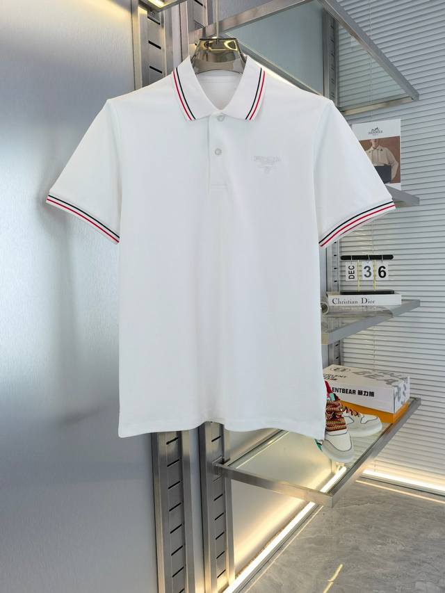 Prada 普拉达 2025春夏新款短袖翻领Polo衫 原版开发，高品质官网同步 正确版本 顶级复刻 可随意对比 三标齐全 高级进口丝光珠地面料，精美刺绣工艺