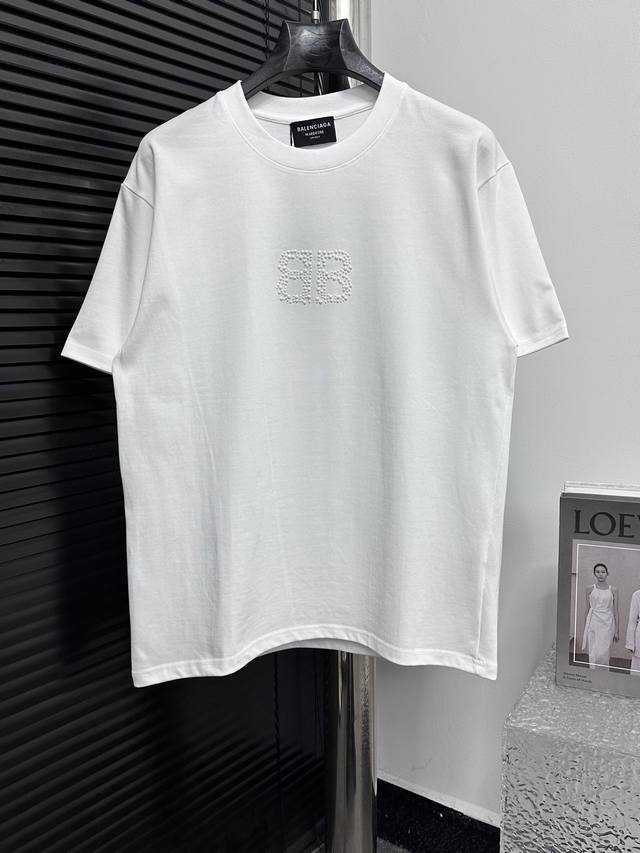 Balenciag* 巴黎 25Ss圆领珍珠双B短袖 不要机洗 面料采用16支单精梳紧密纺纱做洗后280克加密平纹布 做无尘烧毛加面部轻食毛工艺 先扫描在人工对