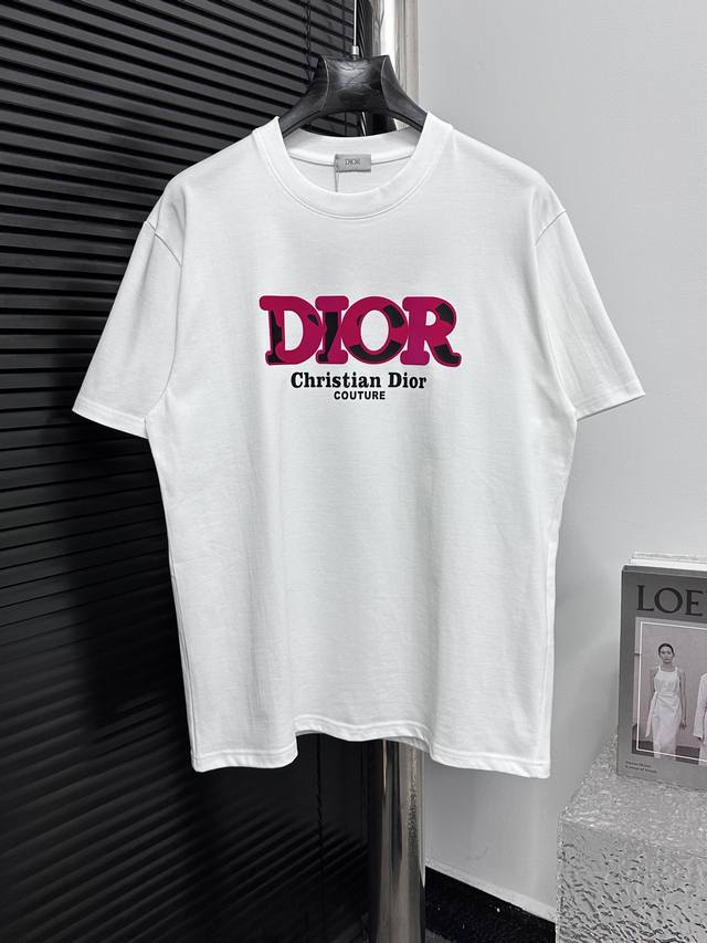 Dior 迪奥25Ss新款圆领T恤 采用280克纯棉面料 舒适透气 植绒胶印叠合工艺，字体立体呈现艺术效果 线条光滑流畅 水洗牢度高 顶级元素融合打造，无论是上