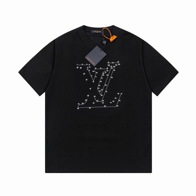 Lv路易绣花新款短袖 ，高品质尼龙滑爽纯棉洗水面料，前后幅高端绣花、还原特殊工艺带来的潮流，官网同步，定制定染 ，面料舒适柔软，三标齐全 非市场普通版本 随意对