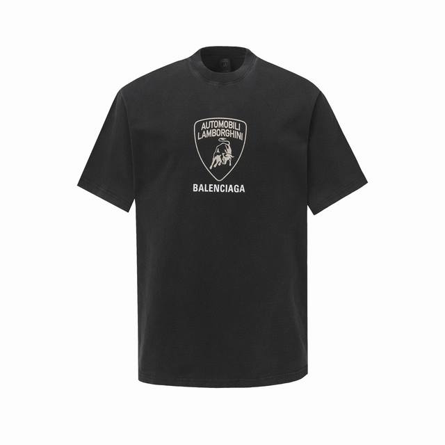 Balenciaga巴黎 X Lamborghini Fall25Ss联名系列徽章盾牌洗水短袖 该系列的亮点之一是全新的兰博基尼合作，从传统的联名图案T恤 印有