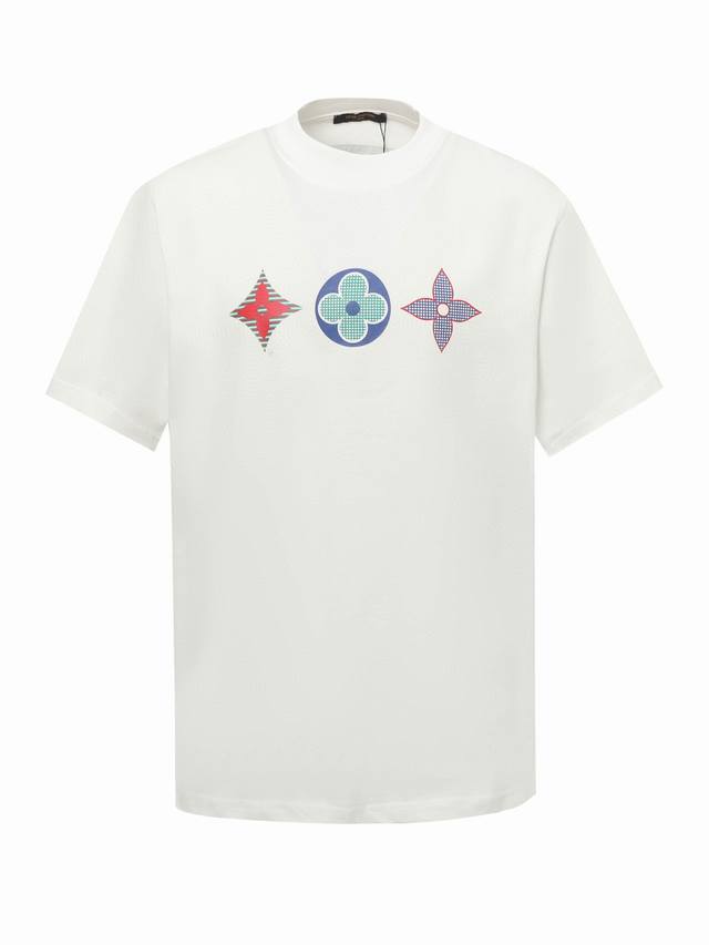 Gucci 古驰经典三花Logot恤短袖 T恤颜色都是定制定染,手感非常舒服超级百搭好看的一款短袖三标齐全非市场普通版本随意对比品质绝对保证. 首先这款原版面料
