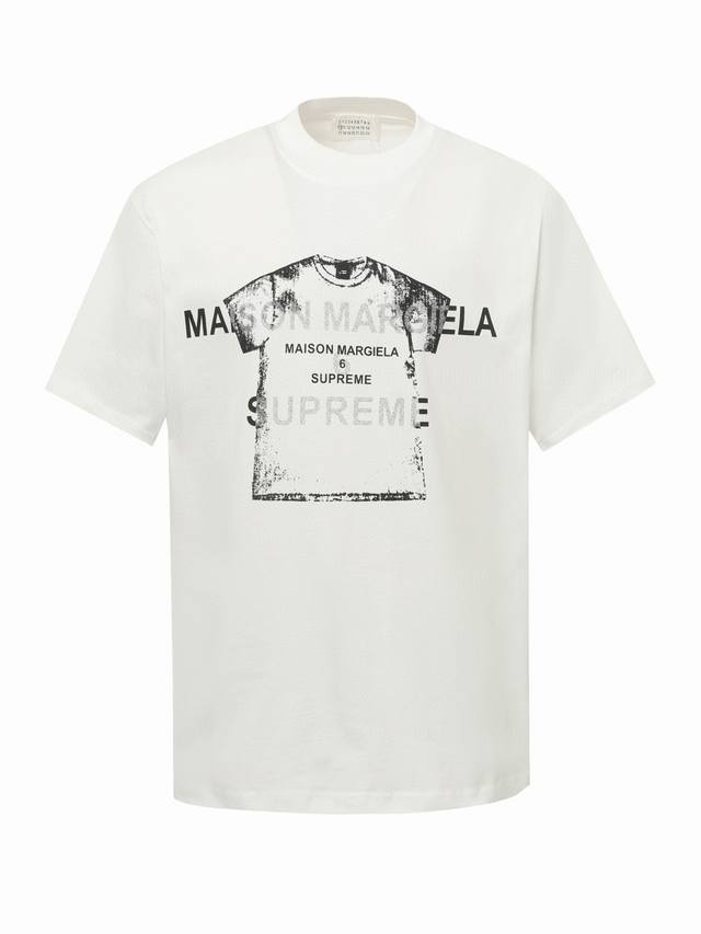 Supreme X Mm6 Maison Margiela款联名款T恤短袖 作为近年来最受时下年轻群体欢迎的品牌之一，Mm6继承了根植于Maison Margi