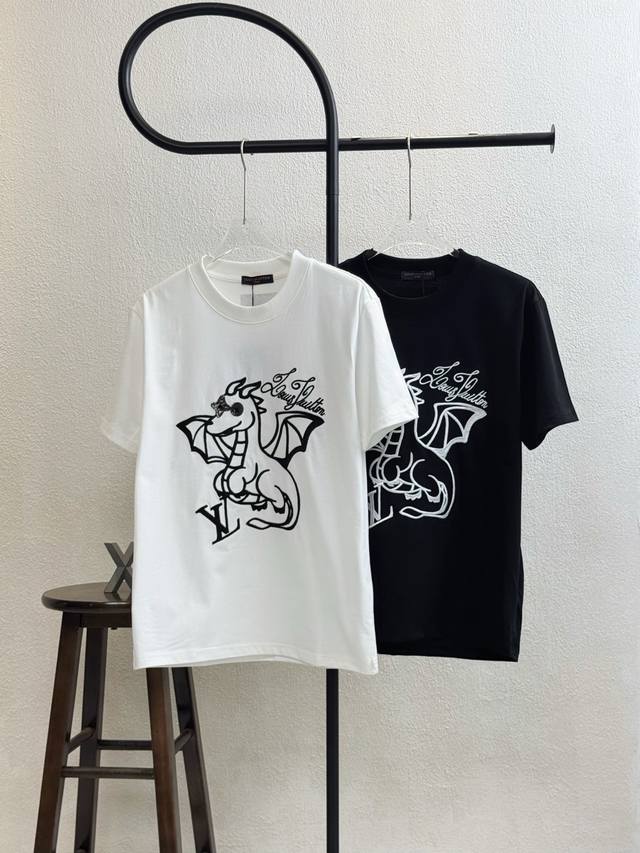 款号Xb89 Lv路易威登小火龙腾龙字母刺绣圆领短袖 官网买的样衣回来打的板 原色原版1:1 市场发这么低不发这个价格P没办法 情侣同款 全套包装 三标齐全 区