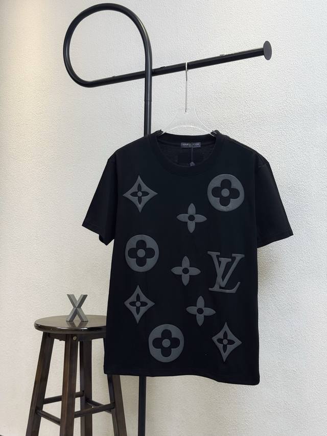 款号Xb84 Lv经典Logo满印发泡印花圆领短袖 情侣同款 全套包装 三标齐全 区别市场通货 随意对比 纯棉280克高克重32支双纱 不起球 不褪色 舒适透气