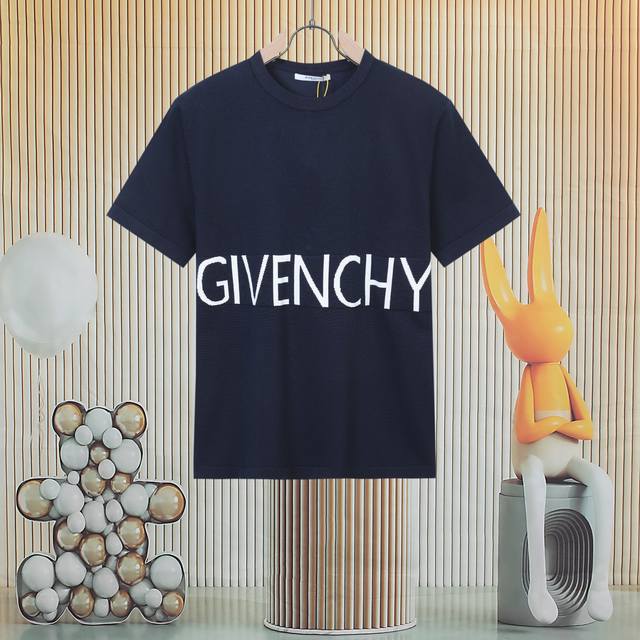 Givenshy 纪梵希 Logo标志前后幅提花针织毛织圆领短袖T恤 此款针织短袖工艺精致细腻，面料丝滑超级透气，手感肤感高级柔顺，细纱针织弹性面料，轻盈透气无