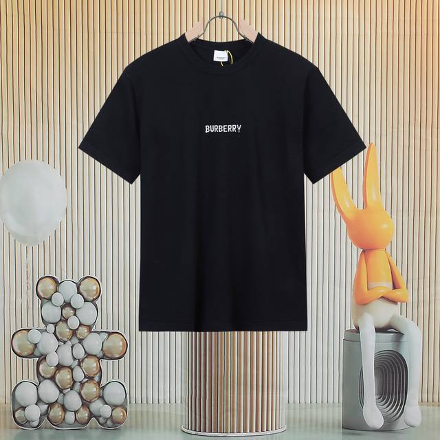 高品质] Burberry 25Ss春夏新款圆领羊毛针织短袖，定制面料羊毛针织材质 质感高级 舒适柔软 圆领短袖毛衣 领口袖口螺纹包边与衣摆相呼应 胸前品牌字母