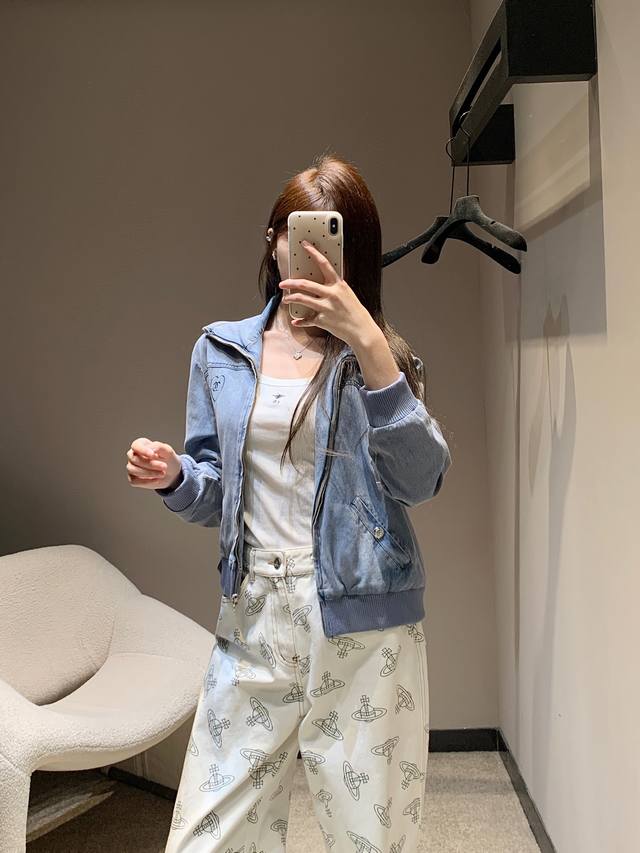 Chane*25P春夏新款 爱心微标刺绣翻领牛仔外套丨独家高版出品！精致工艺复刻水磨皱褶纹理 前侧口袋上饰以刺绣双C字母爱心图案 翻领用褶皱包边 增加设计层次感