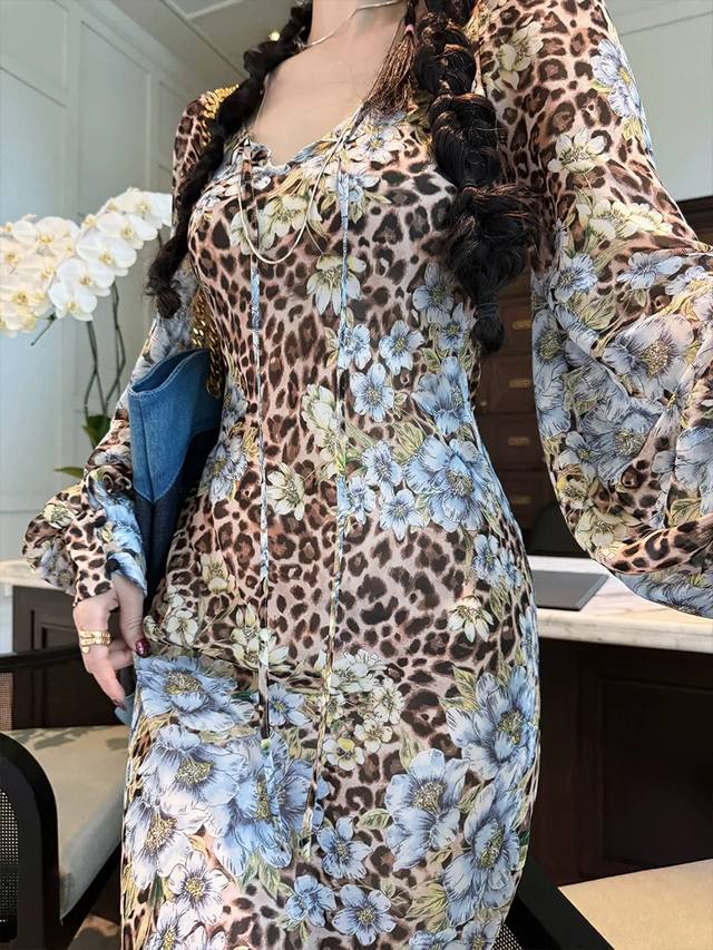 海边度假豹纹碎花真丝乔其纱连衣裙 V领设计 衬托天鹅颈和锁骨不易走光 弧形结构分割线的延伸性 显瘦营造“纸片人”既视感 展露迷人蝴蝶骨 Smlxl
