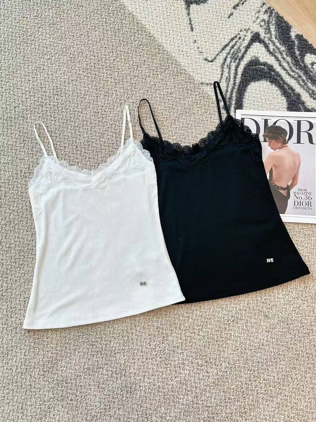 爆款现货 原版定制 Chane*｜ 25Ss 春夏新款蕾丝吊带 手工钻字母装饰 高版出品！ 进口高支数纯棉面料质感无敌！ 减龄少女气质百搭， 经典修身H版型巨减