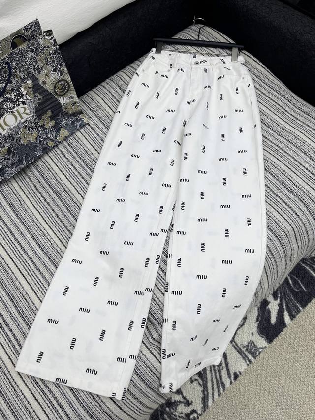 爆款现货 原单品质 Miu Mi *｜直筒印花牛仔裤 采用高端定制面料，牛仔穿起来非常舒适，常规设计，包容性好，立体撞色烧花增添视觉魅力，而且裤子的纹路会非常细
