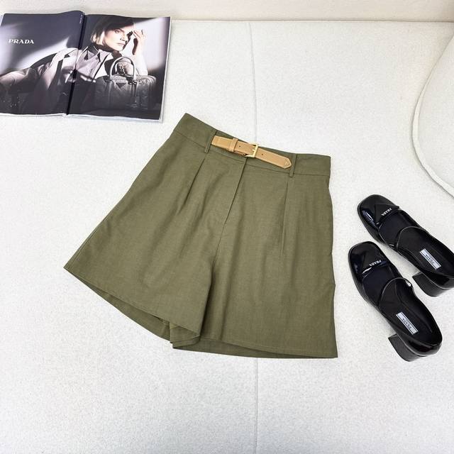 百搭单品 Pd 24Ss 春夏最新款皮带装饰休闲短裤高腰版型显比例上身真的很绝 采用精纺亚麻混纺面料 柔软细腻富有肌理感 亲肤舒适又有筋骨感 高腰A字短裤版型