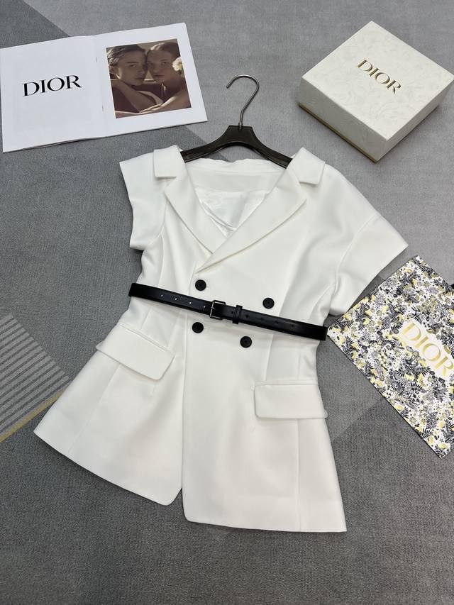 高品质Di*R 2025夏季系列 超时髦性感的斜肩西装 经典双排扣西装版型 立体剪裁 露肩设计小性感 真的很时髦的单品 利落白色 配送腰带 Sml
