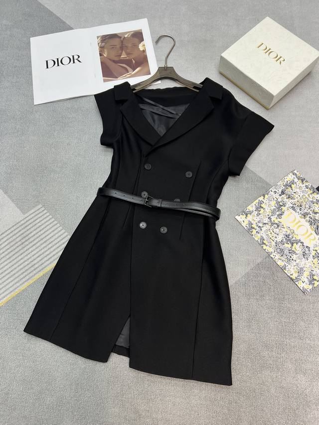 高品质Di*R 2025夏季系列 超时髦性感的斜肩西装连衣裙 经典双排扣西装版型 立体剪裁 露肩设计小性感 真的很时髦的单品 经典黑色 配送腰带 Sml