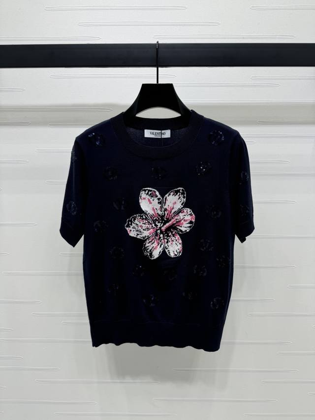 上新原单高端品质 Valentin*2025春夏最新系列！重工珠片针织短袖！定制Yb羊毛纱线织造 质感高级 弹力舒适 圆领针织短袖剪裁 胸前以撞色复古提花图案设