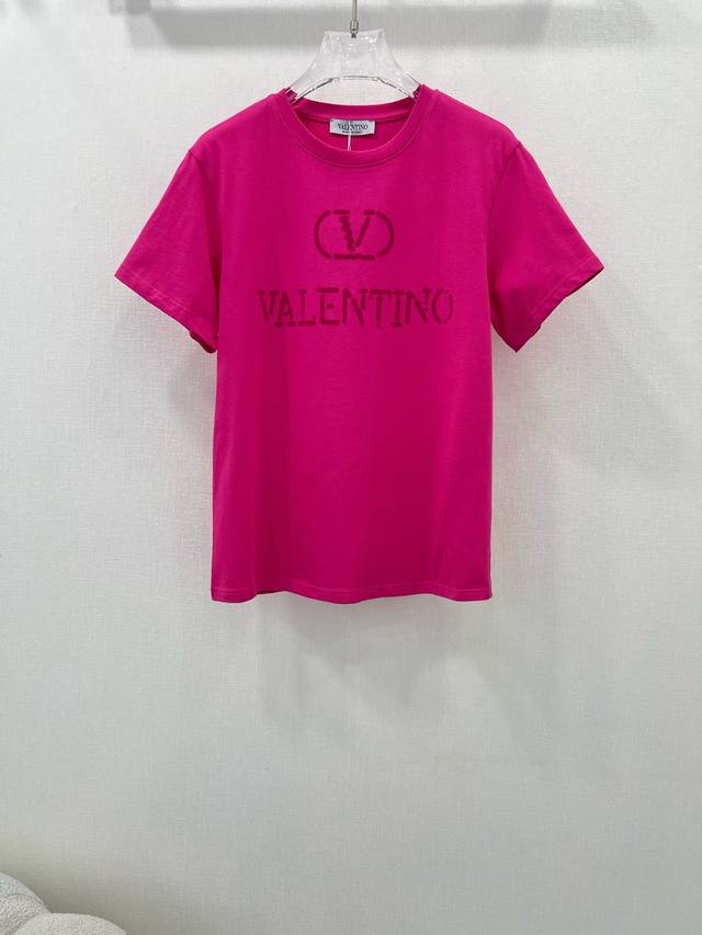 Valentin*华伦 天奴25夏季新款胸前字母Logo圆领T恤 呈现绒面字母图案 整齐排列的字母 凹凸立体的效果 摆脱印花的单调 上身洋气潮流 纯棉棉材质 舒