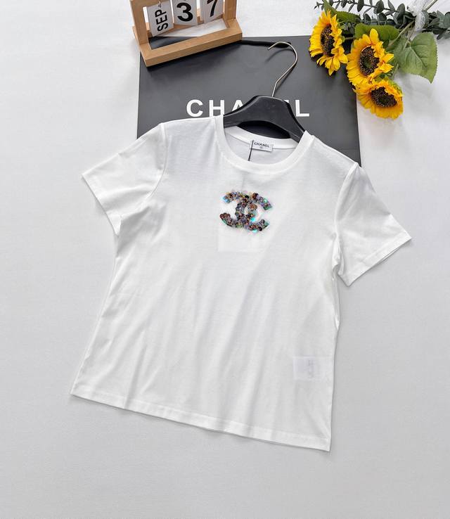 Chanel新款小香亮片订珠短袖T恤，简约中透着优雅。经典圆领设计，贴合颈部线条，勾勒出流畅柔美轮廓，无论是单穿还是搭配外套，都能轻松适配。而最大的亮点，当属胸