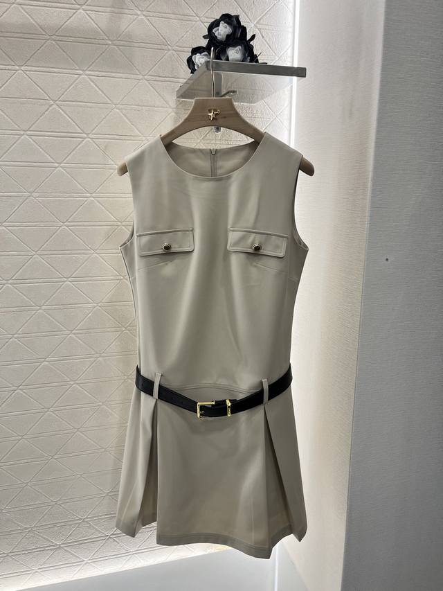 Miumi*2025新品上架 腰带压褶背心裙 定制Yb进口醋酸材质 质感光泽 垂顺舒适 无袖连衣裙剪裁 通体素色利用剪裁和细节提升精致度 后背拉链开衩设计调节松