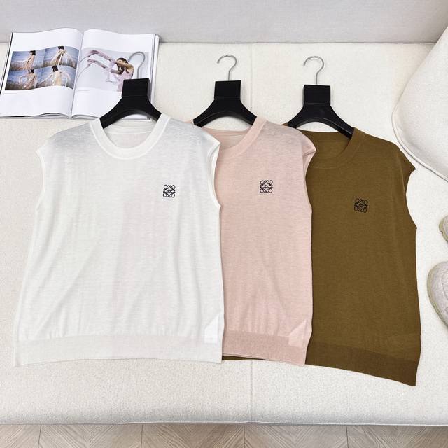独家款～ Loe 25Ss 春夏最新款经典Logo刺绣针织衫 自带复古的优雅气质 精美精选羊毛纱线亲肤透气 特殊洗水工艺处理手感一级棒！随身的版型简约有细节美