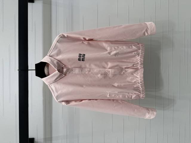 上新原单高端品质 Miumi*2025春夏最新系列！翻领衬衫夹克外套！定制进口斜纹全棉材质 挺括舒适有型 胸前标志性字母徽标点缀装饰 彰显品牌调性 下摆弹力松紧