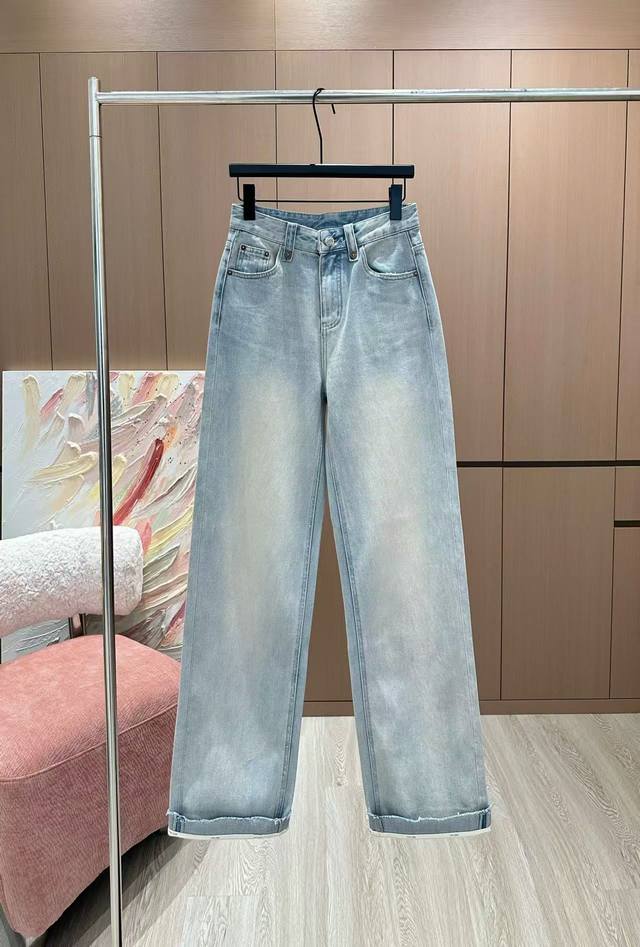 爆款现货 原单品质 Celin*｜2025卷边牛仔裤 定制Yb斜纹棉牛仔材质 工艺洗水处理 呈现立体纹路图案 定制面辅料 高雅显气质 直筒长裤剪裁 骨位线条呼应