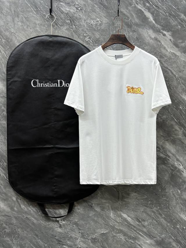 Dior 迪奥 25Ss夏季新款圆领短袖T恤！280克重磅高端纯棉面料，手感质感都极完美！修身裁剪设计干净利落！时尚又好看！走线做工非常精致！版型效果超赞！而且