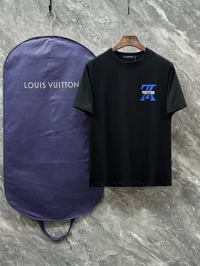 驴牌Lv男士圆领短袖，香港洋行渠道货，重磅高端臻品，高奢品鉴白金级单品，25年官柜新品，欧洲区域限量售卖款！视觉相当雅致时髦，辨识度颇为鲜明，非常精致而高级，完