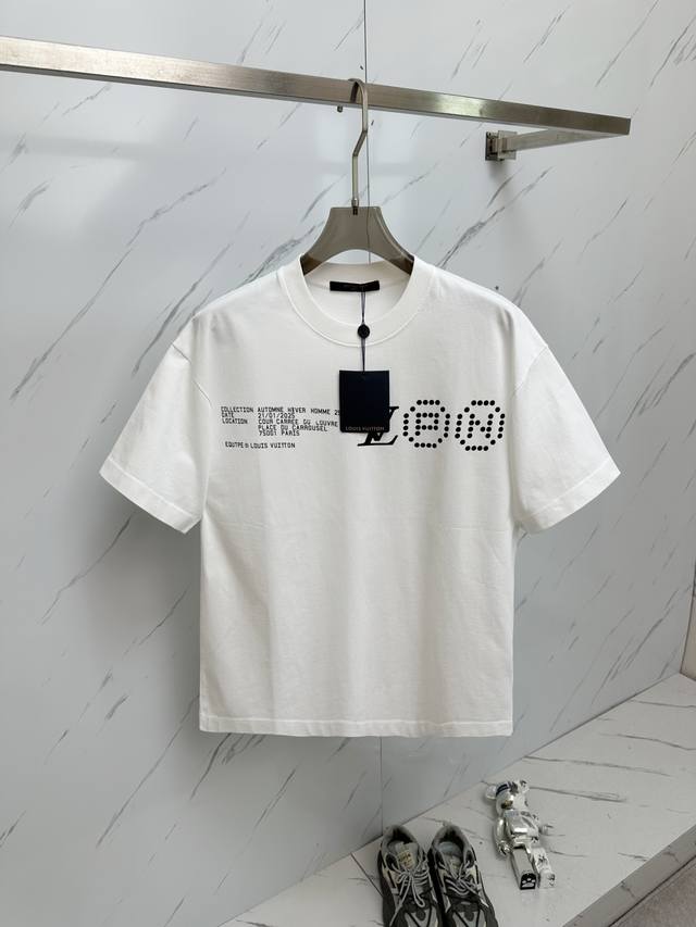 Lv 2025Ss夏季最新品，专柜同步有售，原单狠货，时尚休闲圆领短袖T恤，上身舒适！吸睛而有亮点，采用进口原版面料，顶级工艺字母图案Logo，简单而不失时尚，