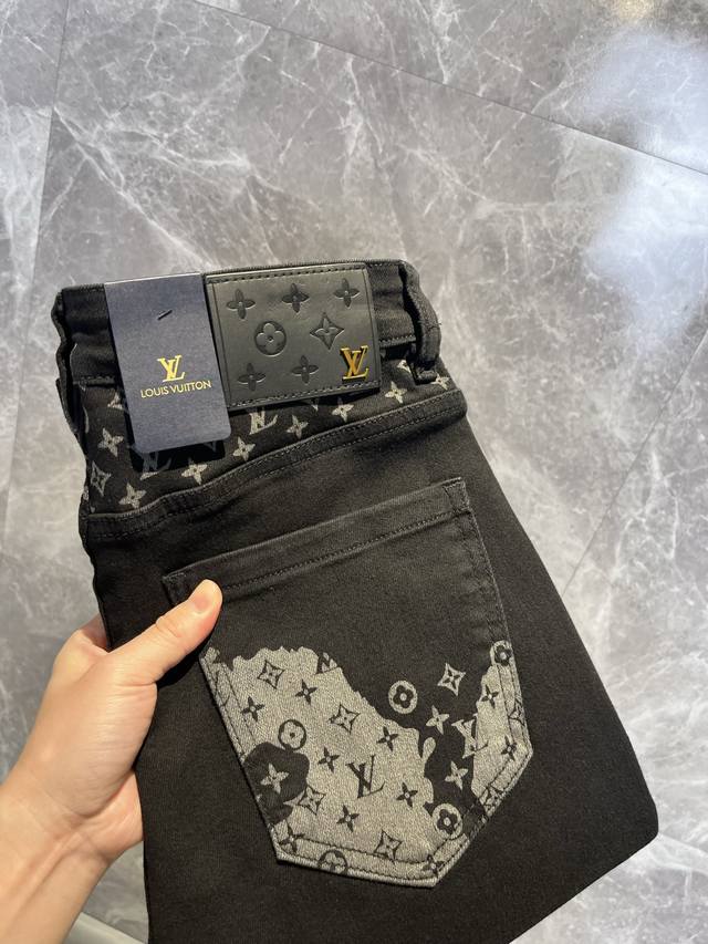 Lv路易威登 2025新品男士牛仔裤 面料舒适弹性好。独家发售 时尚优雅 重工艺设计。采用原色酵母水洗工艺 精选进口重磅丹宁牛仔面料 配定制五金装饰 真皮皮牌