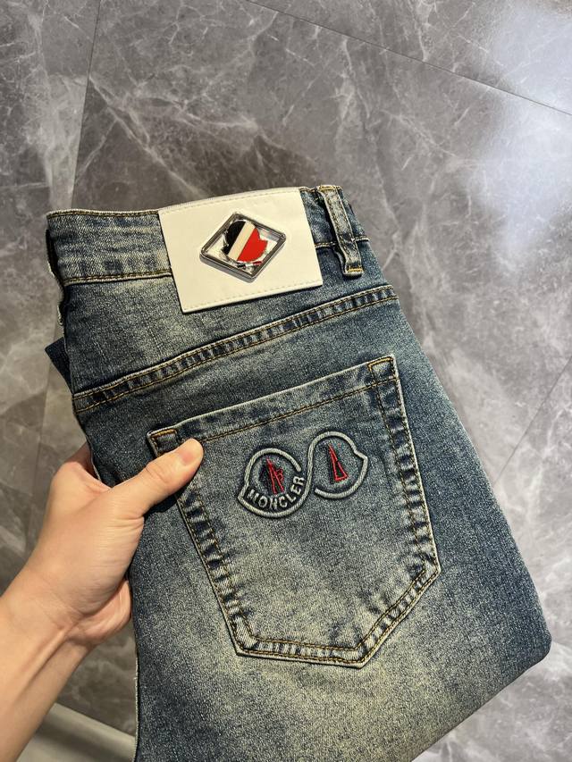 Moncler蒙口 2025新品男士牛仔裤 面料舒适弹性好。独家发售 时尚优雅 重工艺设计。采用原色酵母水洗工艺 精选进口重磅丹宁牛仔面料 配定制五金装饰 真皮