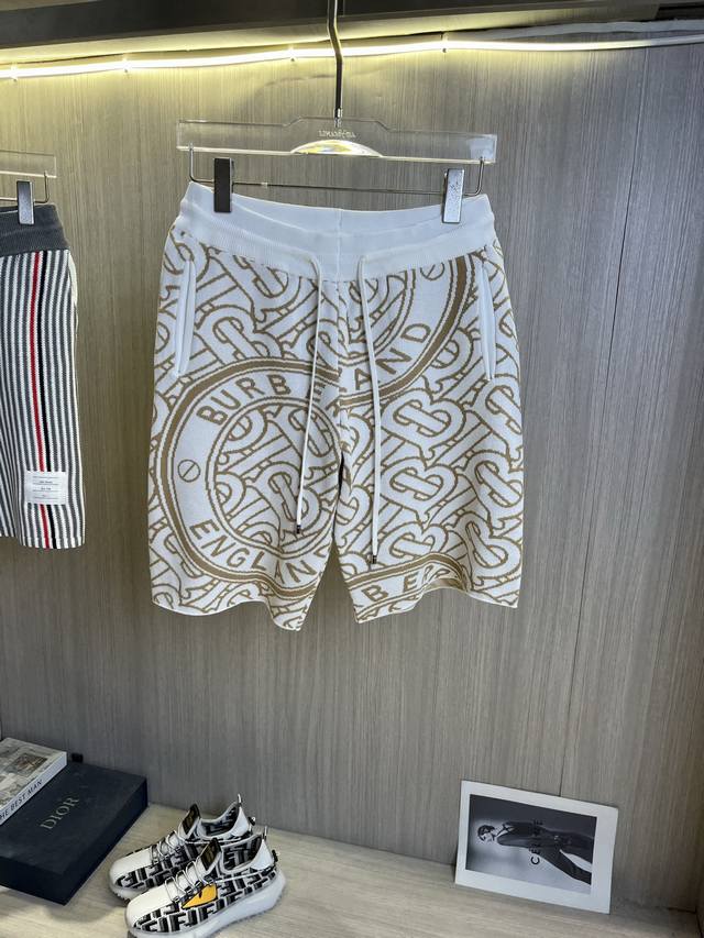 Burberry巴宝莉 经典款2025Ss新款针织短裤，定制面料采用威化布织法，提花针织工艺，版型紧致立体，满花字母拼接 定制裤绳五金质感强，顺滑，上身舒适透气