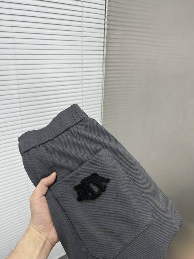 Dior迪奥 休闲裤2025Ss春夏新款，特选定制科技清爽面料，定制原版五金，重工工艺打造，车工走线精细，定制面料，柔软舒适，质感显著，辅料精美，媲美市场任何高