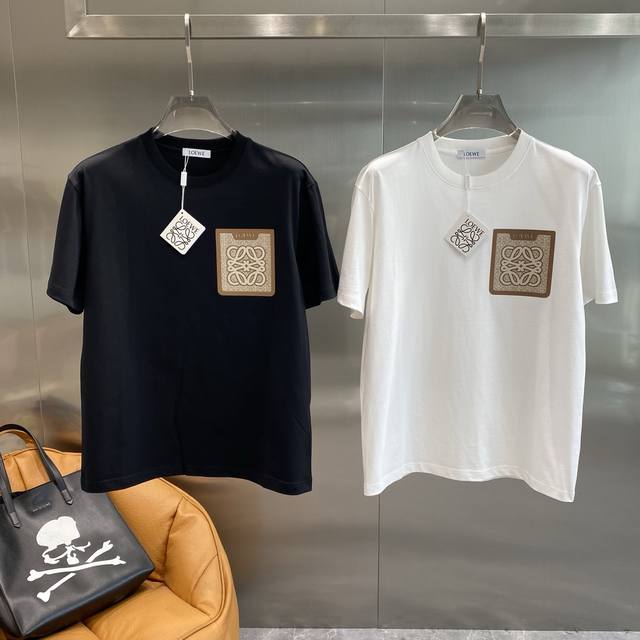 罗家 Loewe短袖 简约与精致的完美演绎！经典又百搭，散发着低调的时尚感。 左胸处的方形装饰太吸睛啦，棕色与米色交织的品牌标志性图案，精致又独特，瞬间提升了整